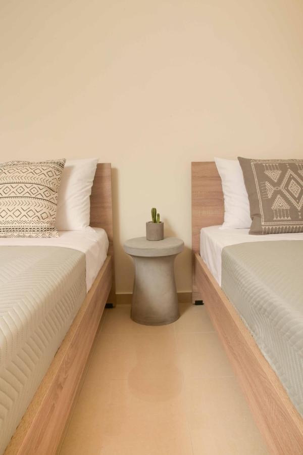 Oikies Luxury Apartments With Private Free Parking Area อายิโอสนิโกลาโอส ภายนอก รูปภาพ