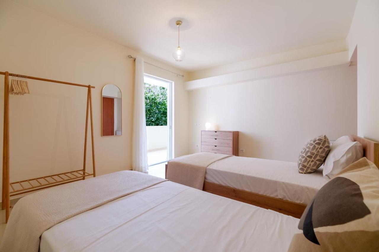 Oikies Luxury Apartments With Private Free Parking Area อายิโอสนิโกลาโอส ภายนอก รูปภาพ