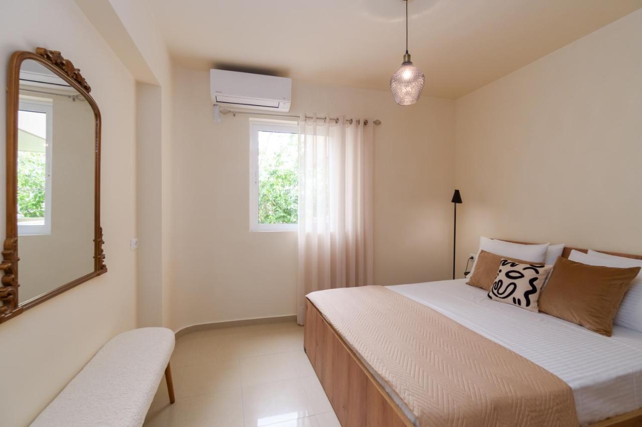 Oikies Luxury Apartments With Private Free Parking Area อายิโอสนิโกลาโอส ภายนอก รูปภาพ