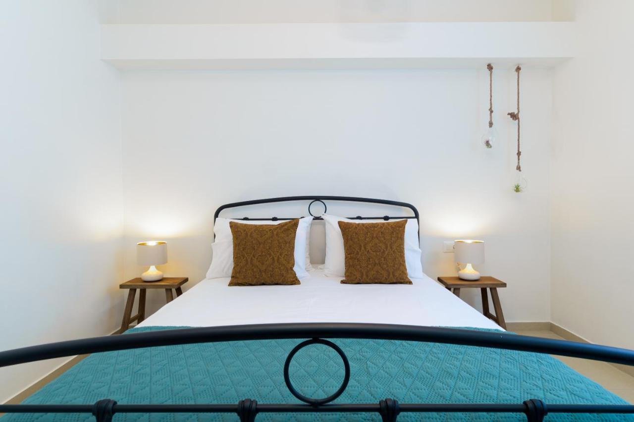 Oikies Luxury Apartments With Private Free Parking Area อายิโอสนิโกลาโอส ภายนอก รูปภาพ